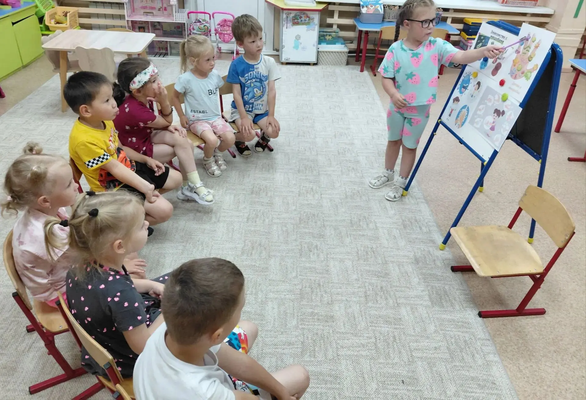 Дети младшей группы "Вишенки " продолжили   знакомство с микробами.