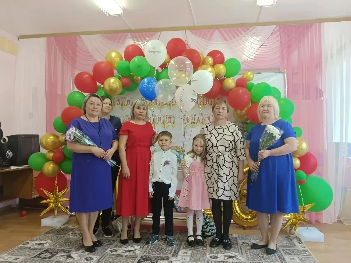 Закончен садик, детство за порогом,