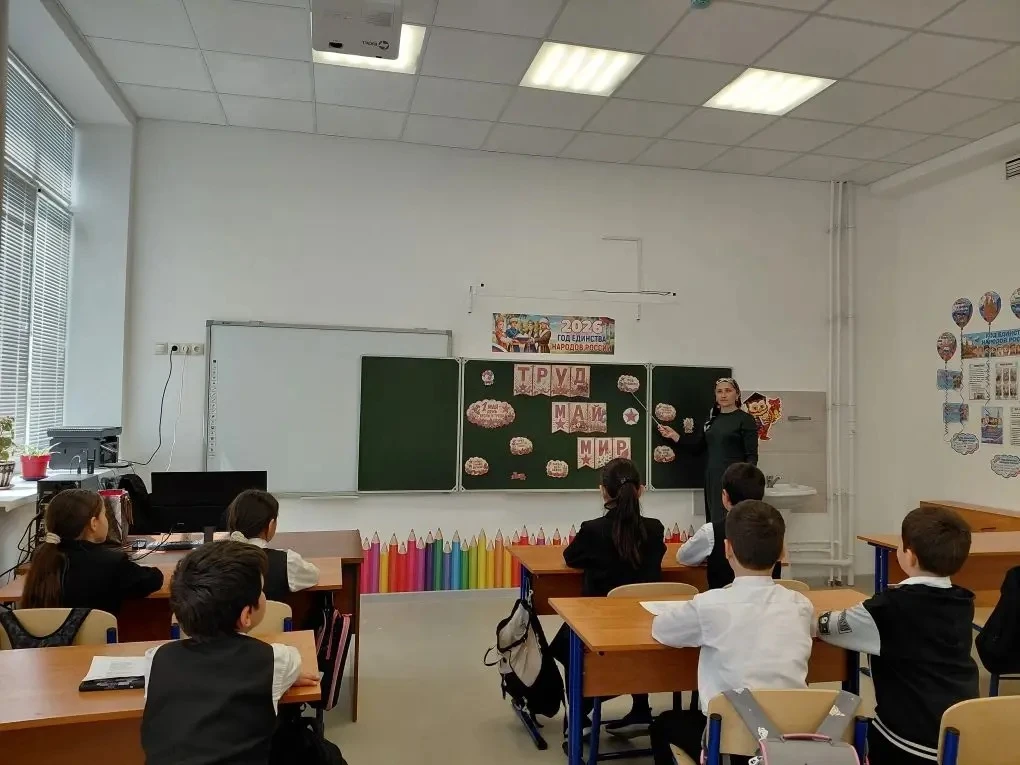 🌍 Сегодня для учащихся 3 класса прошёл особенный классный час, посвящённый понятиям «Мир. Май. Труд!