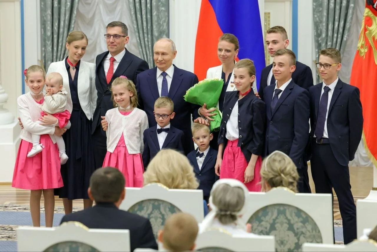 Владимир Путин вручил орден «Мать-героиня» Изабель Сорлин, супруге вице-президента Международного дв
