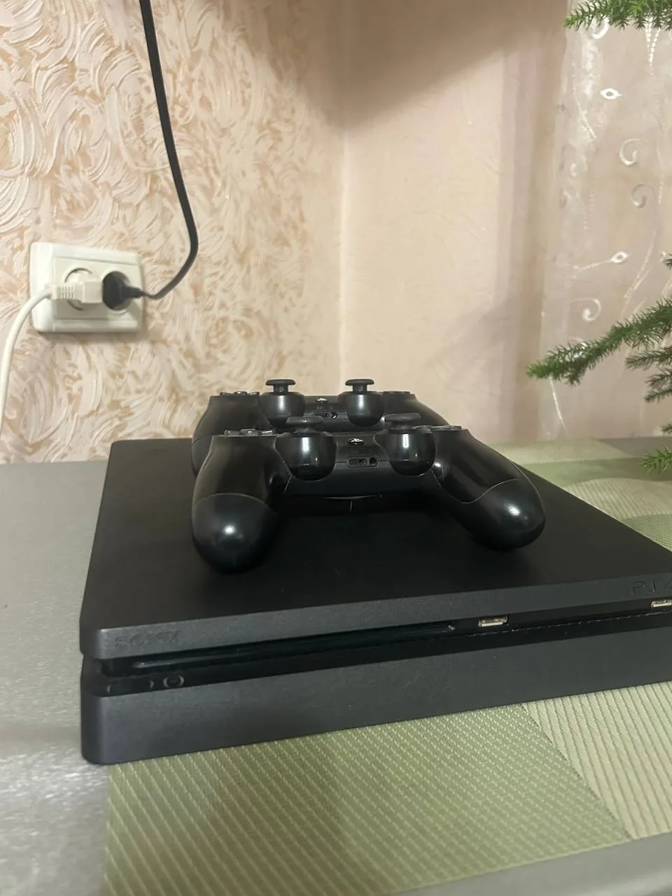 Продам PlayStation 4 Slim 500 ГБ, цена 20 000 рублей