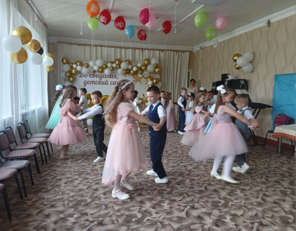 Выпускной праздник- это самый трогательный, самый незабываемый из всех праздников. Это ...