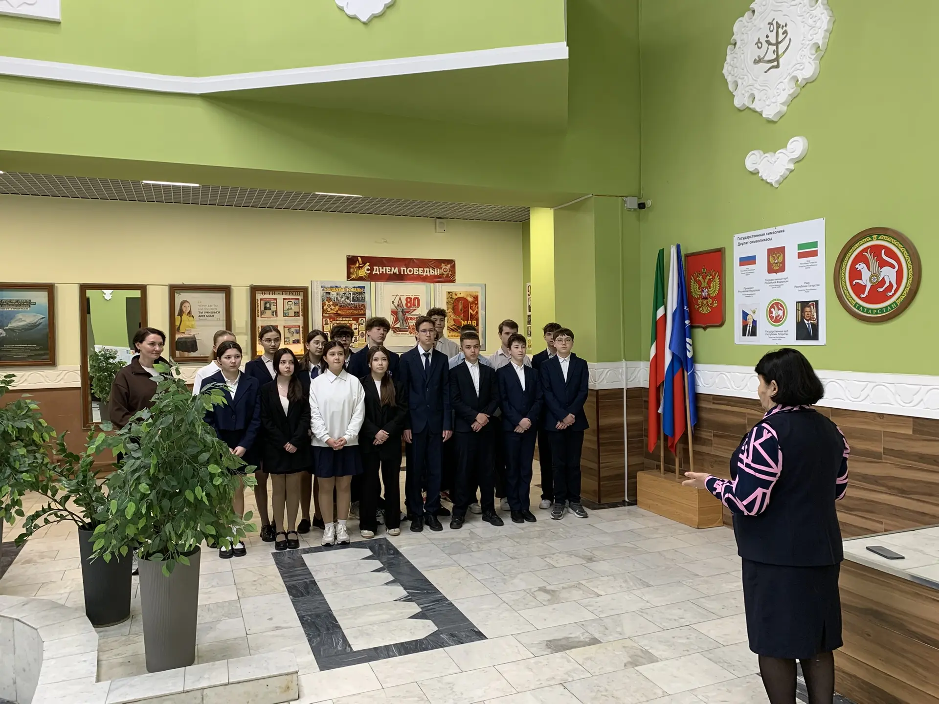 🇷🇺 НАЧАЛО УЧЕБНОЙ НЕДЕЛИ  Учебная неделя началась с торжественного поднятия государственных флагов Р