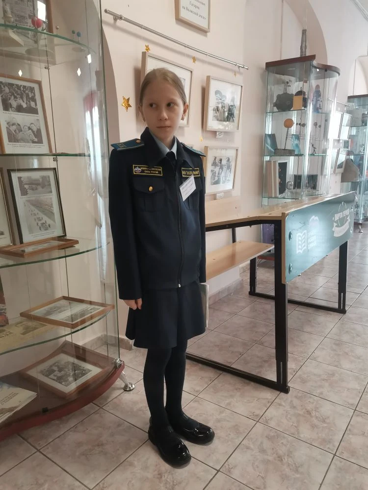 На этой неделе эстафету дежурства в начальной школе переняли ребята 3"Б" класса. Кадеты во главе с к