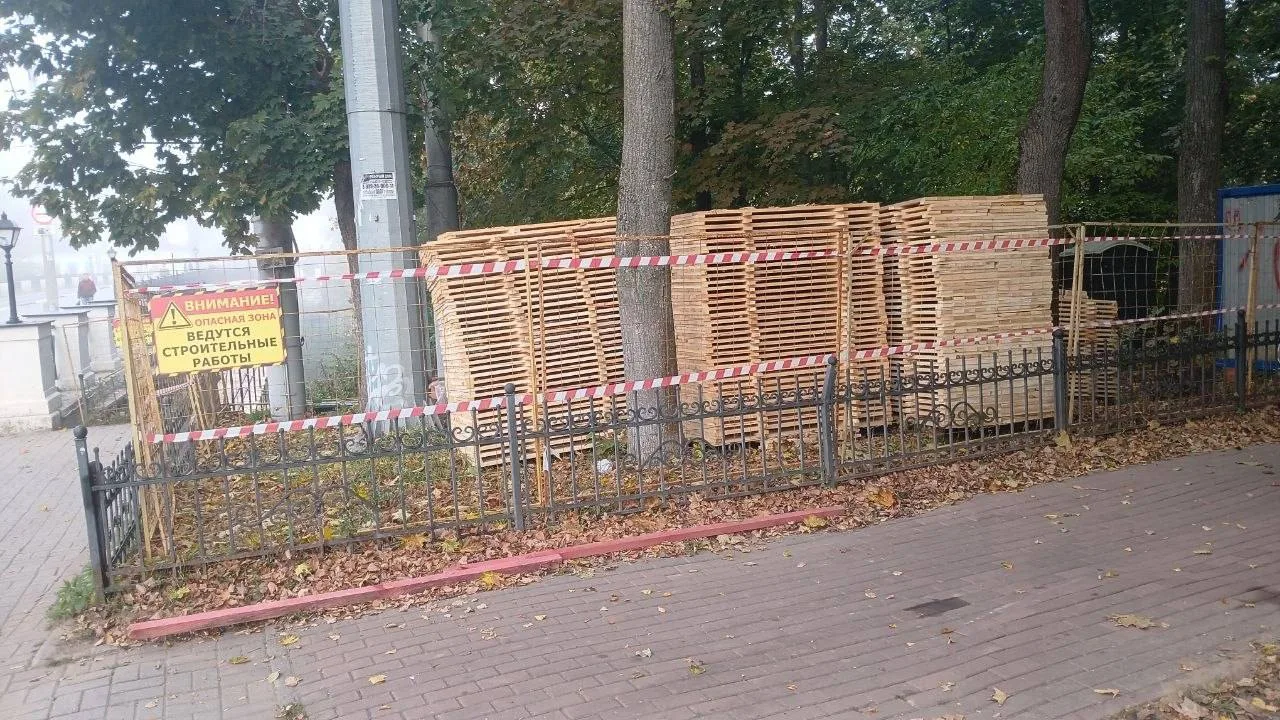 В Калуге начали возводить строительные леса вокруг Каменного моста.