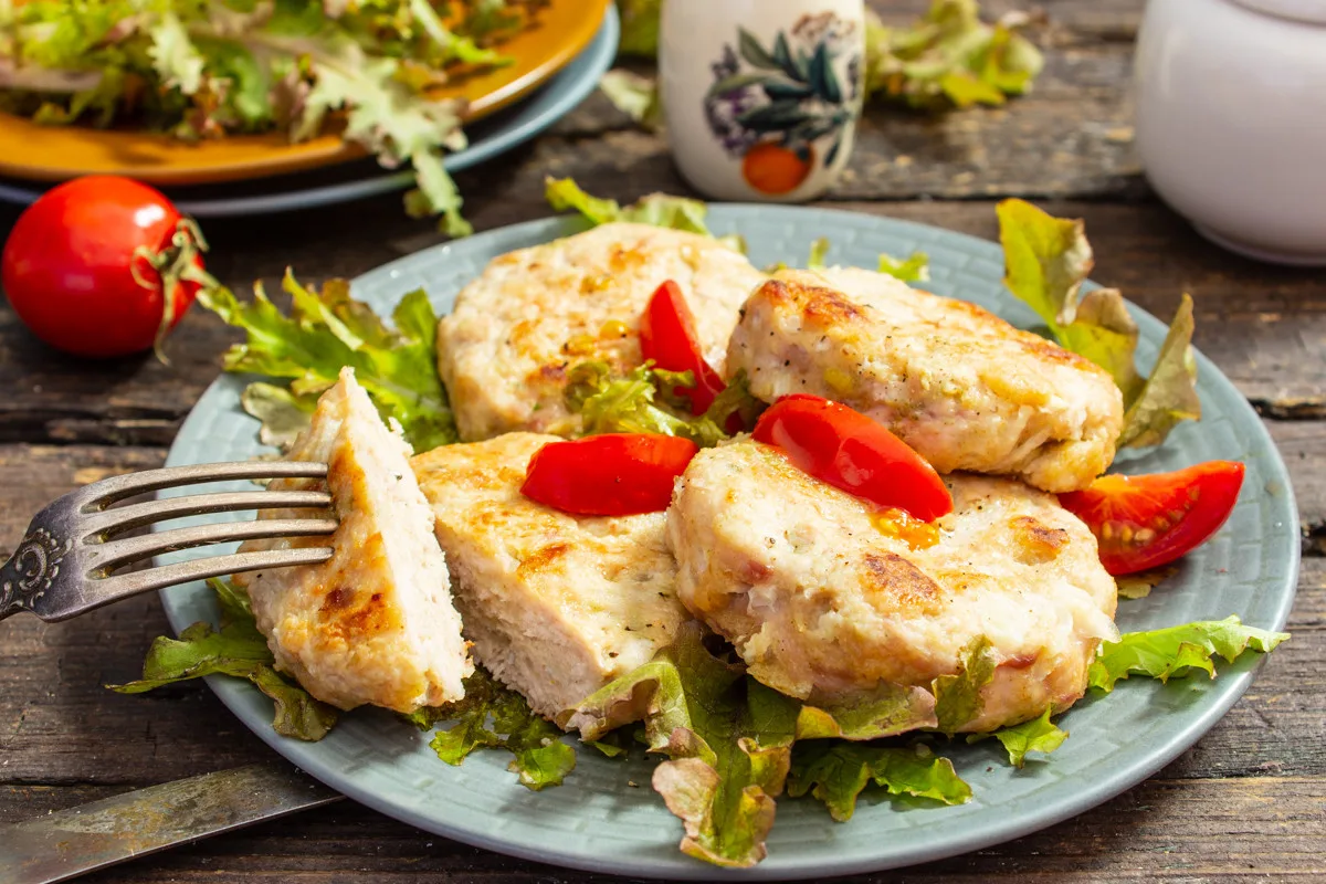 Нежные котлеты из свинины и куриной грудки поджаренные в духовке получаются очень вкусн...