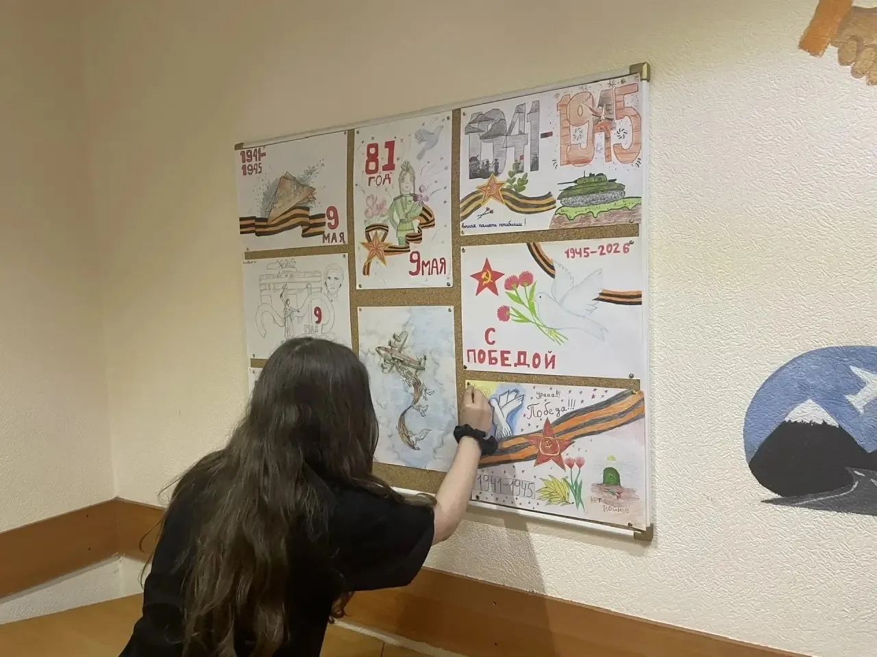 🕊️В наших корпусах проходят выставки рисунков, посвященные Дню Победы  На первом этаже корпуса начал