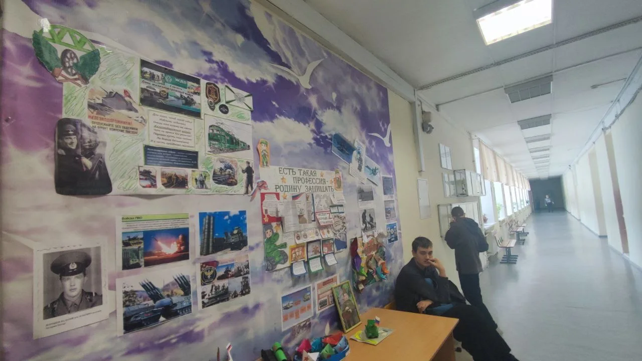 В фойе школы выставка к Дню защитника отечества посвящена разным родам войск.