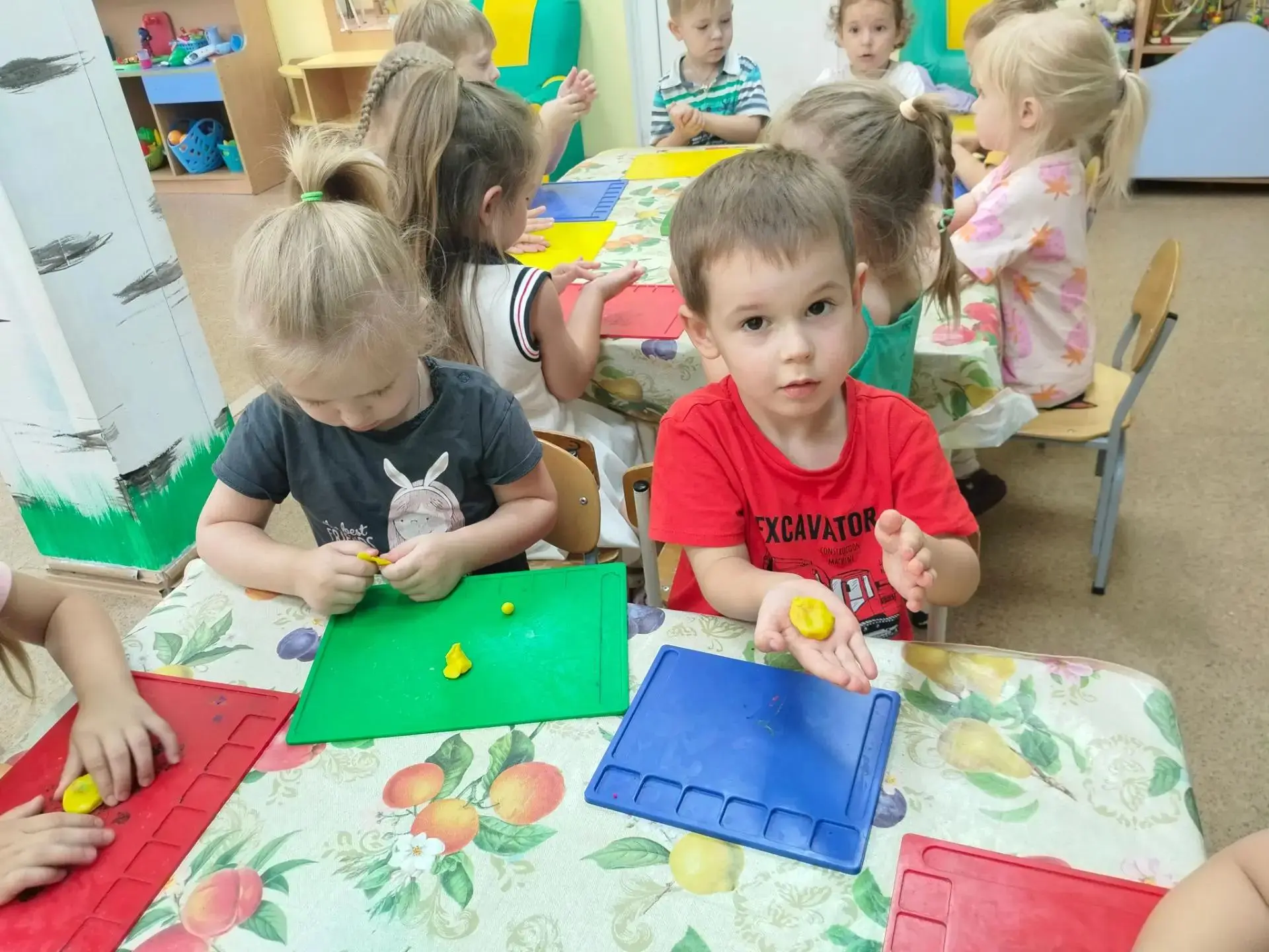 Чудесен солнца жёлтый цвет!
Ему нигде замены нет! 
А я люблю ещё зеленый:
Он, как кузнечик, удивлённ