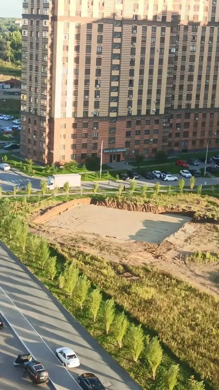 Открытый котлован появился возле домов в Олимпийском городке