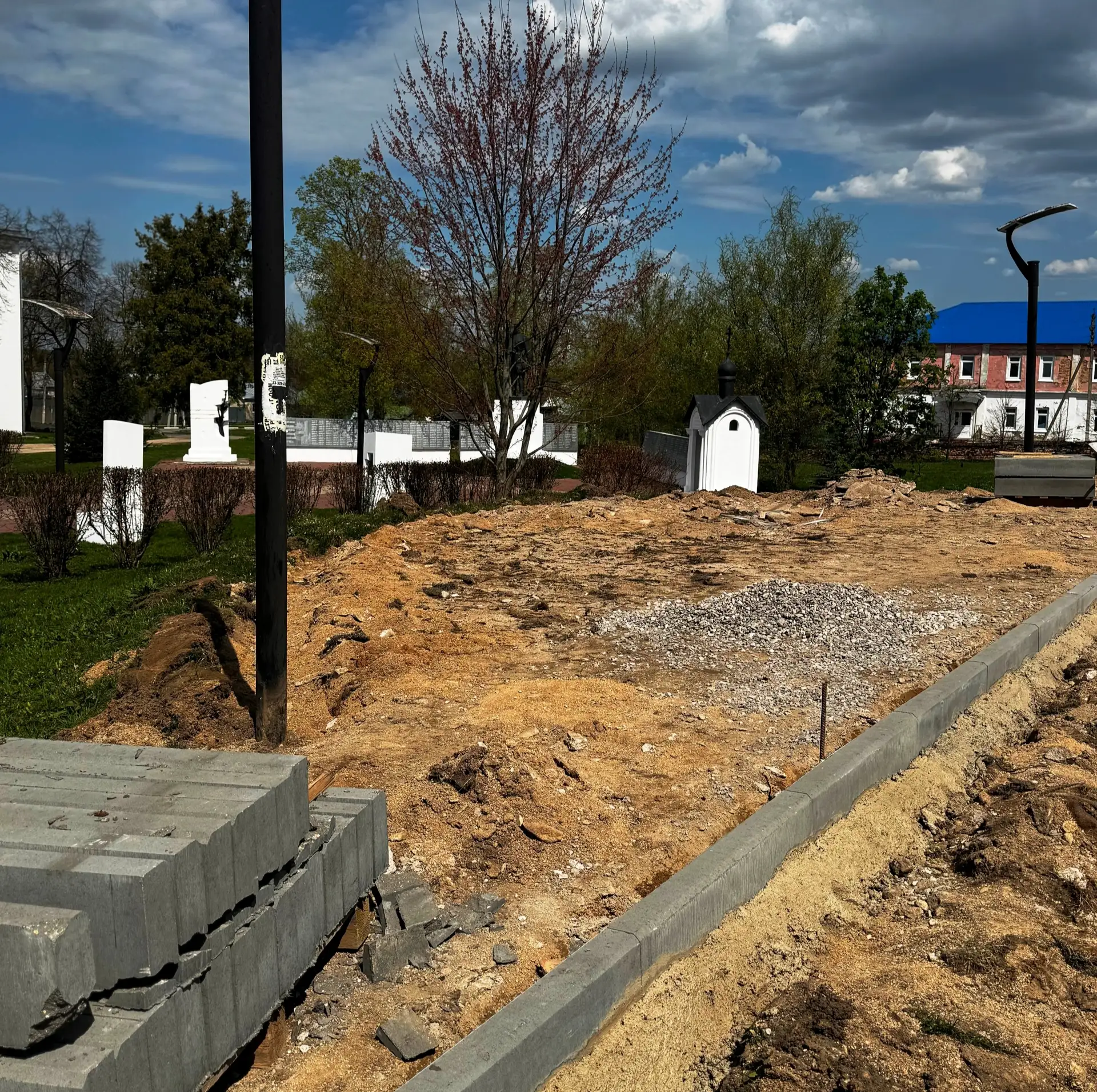 ⚡В Мещовске начались работы по благоустройству пешеходной зоны и мемориального комплекс...