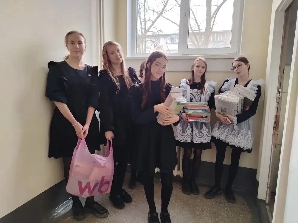 Ребята из 8Б класса сегодня здорово помогли ИБЦ 1 корпуса! 💪  Под чутким руководством педагога‑библи