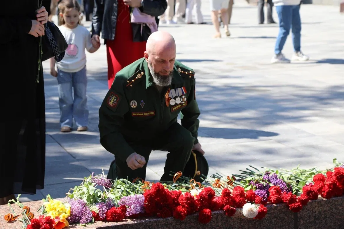 «Нет в России семьи такой, где б не памятен был свой герой…»  Тысячи жителей Черкесска почтили памят