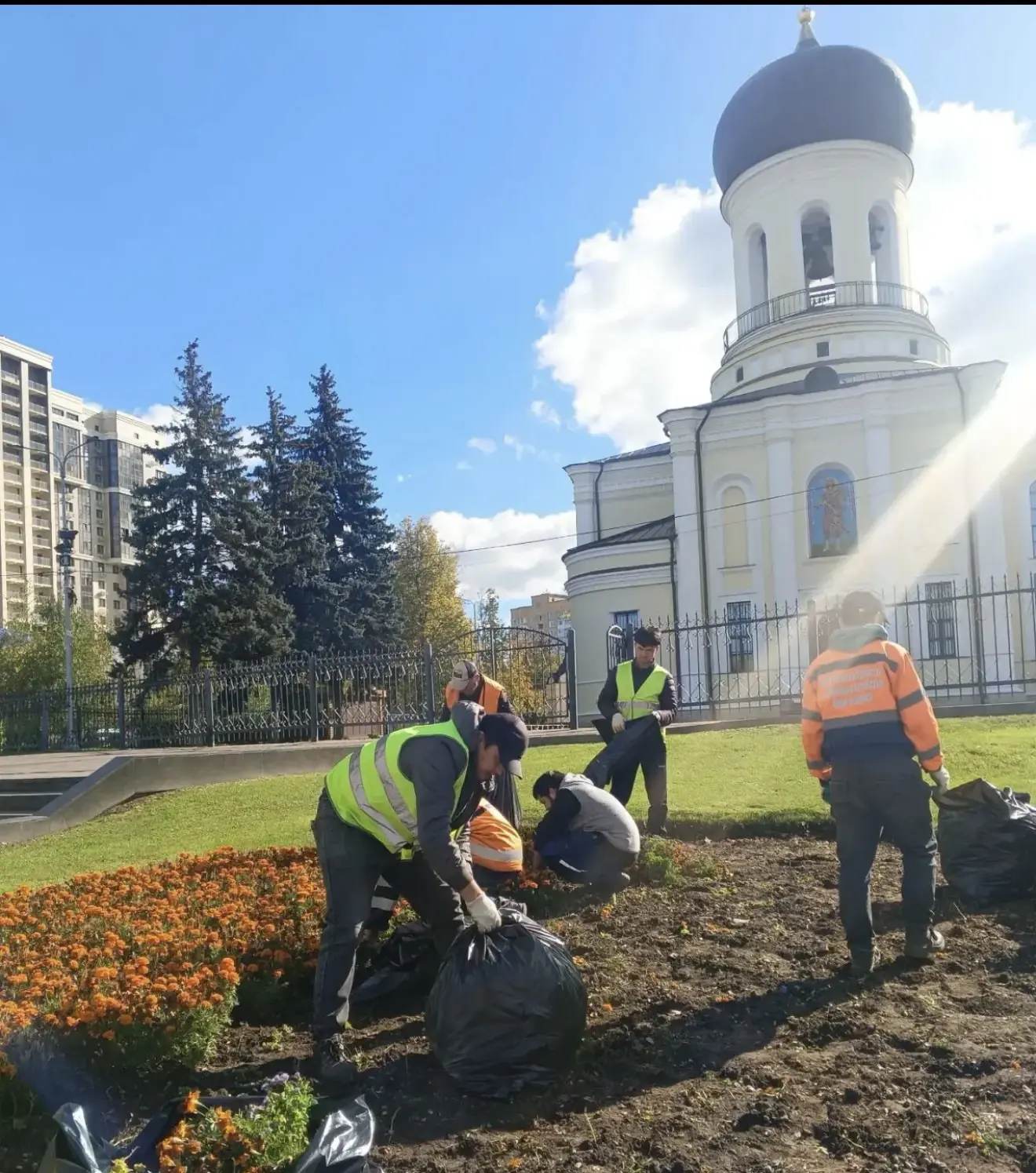 В городе стартовали плановые работы по подготовке обычных цветников и клумб к предстоящ...