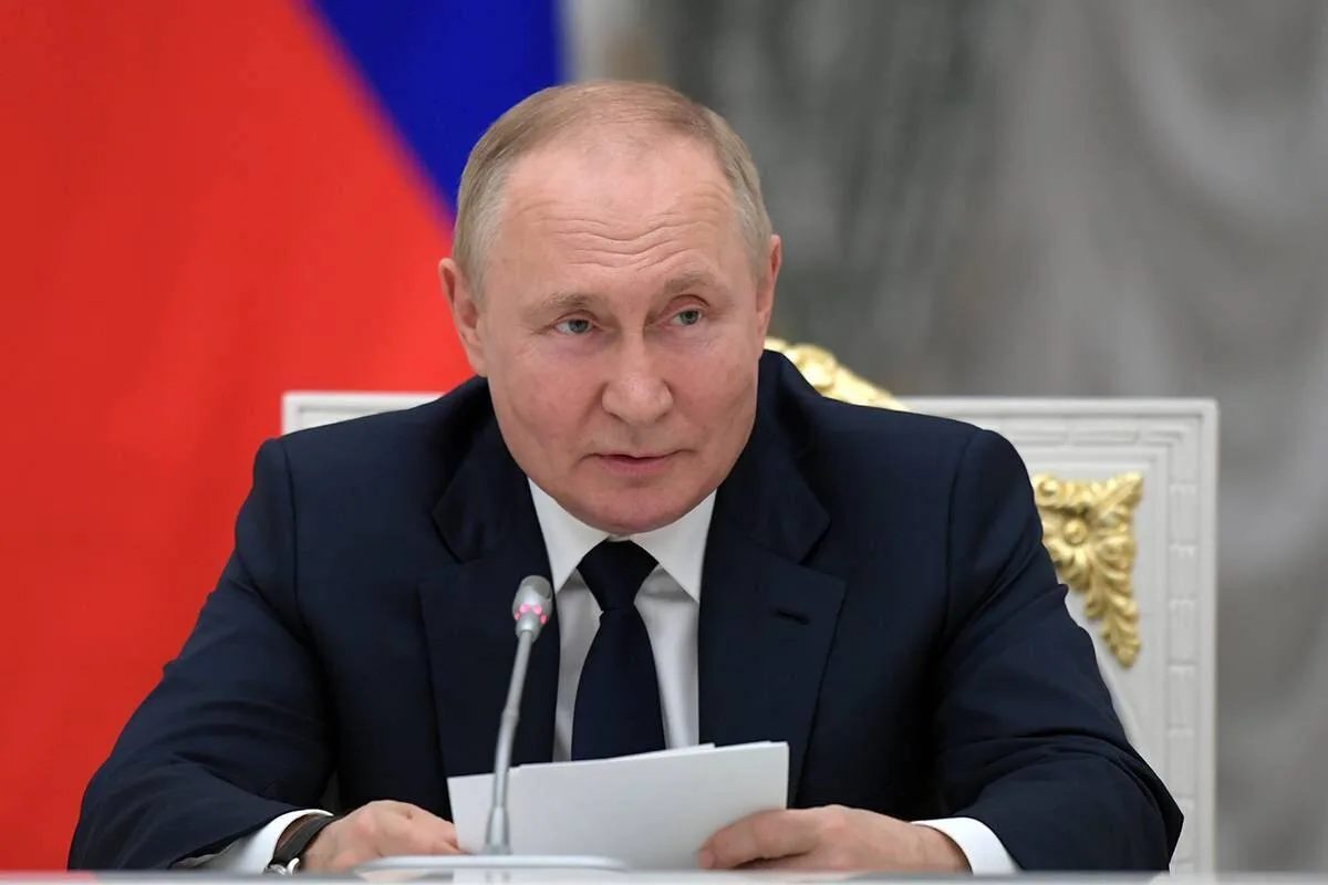 Конечно же президент НИ ОТНОСИТСЯ НИ К КАКОЙ ВЕТВИ ВЛАСТИ В РОССИИ!