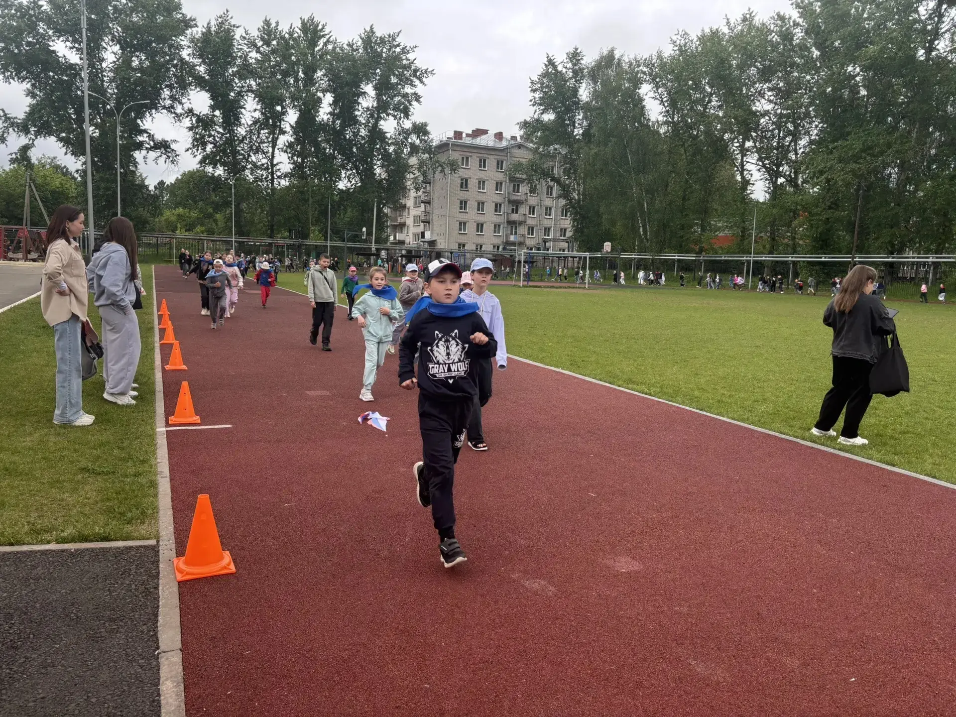 Сегодня второй день в пришкольном оздоровительном лагере "Планета детства". Даже дождли...