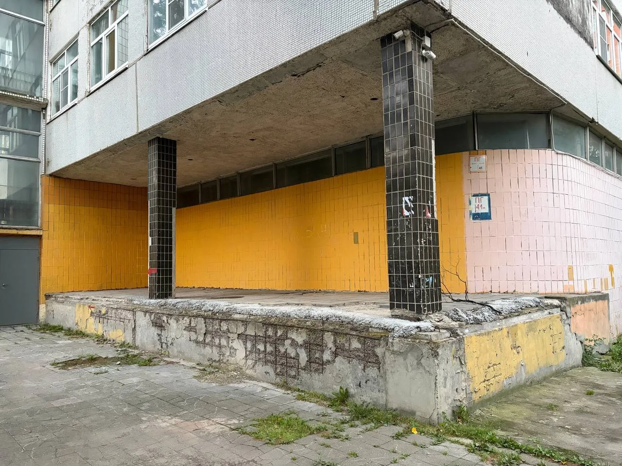 хожу с ребёнком в детскую поликлиннику 1, главный вход там яркий и красивый (молодцы) н...