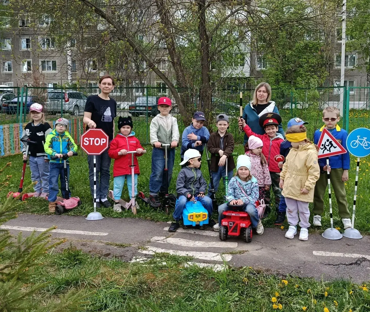 🚦 Дети изучают правила дорожного движения весело и активно!