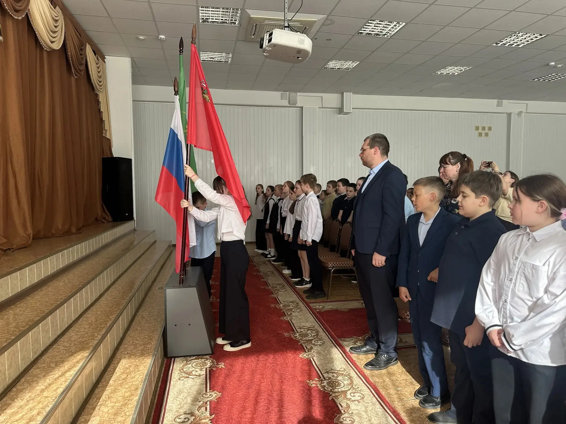 🇷🇺В корпусе "Начальная школа" прошла последняя  в этом учебном году  торжественная линейка, посвящён