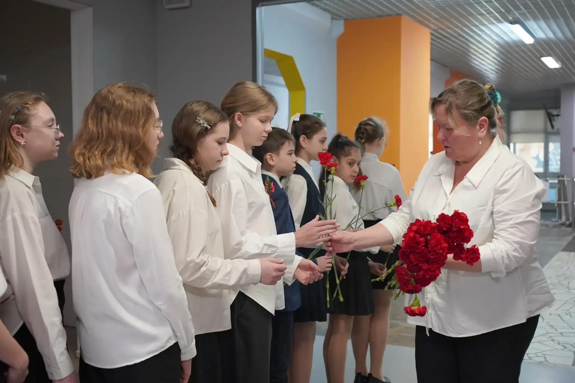🇷🇺 Акция «Красная гвоздика»  Накануне Дня Победы ученики нашей школы приняли участие в ежегодной пат