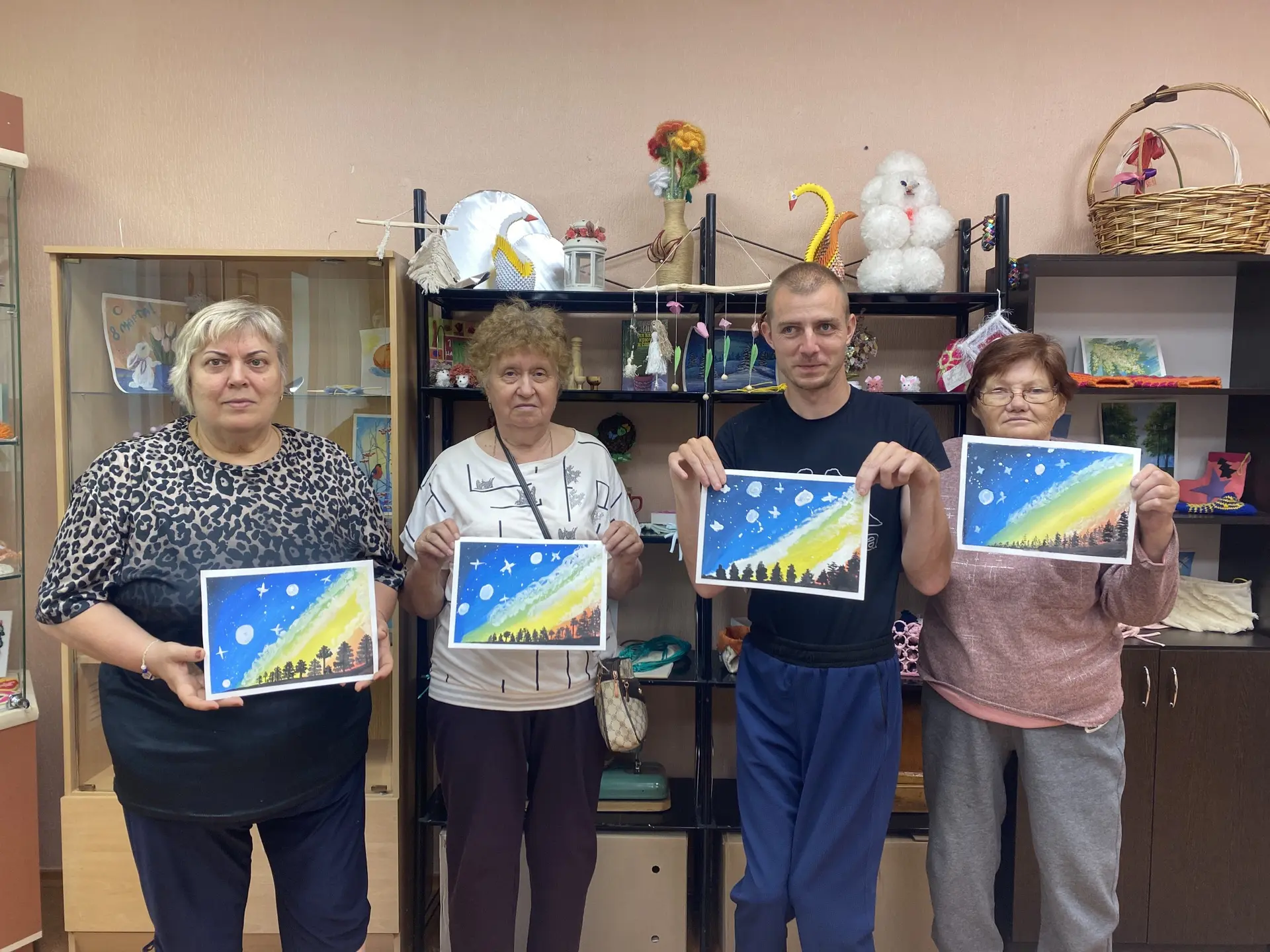 Занятие по арт-терапии. Вместе с нашими получателями социальных услуг мы отправились в творческое пу