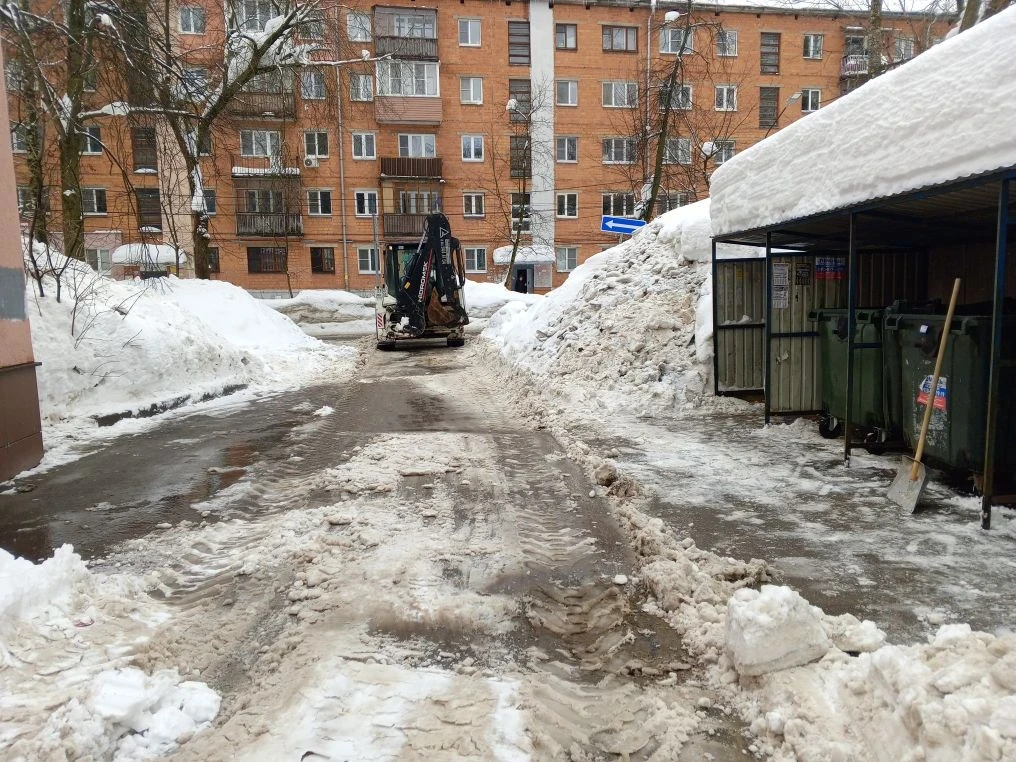 В связи с меняющимися погодными условиями оперативно проводим очистку входных групп, тротуаров и зон
