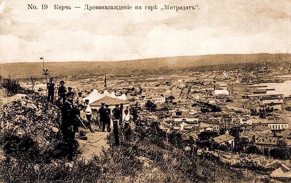 Жители дореволюционной Керчи высаживают деревья на горе Митридат.