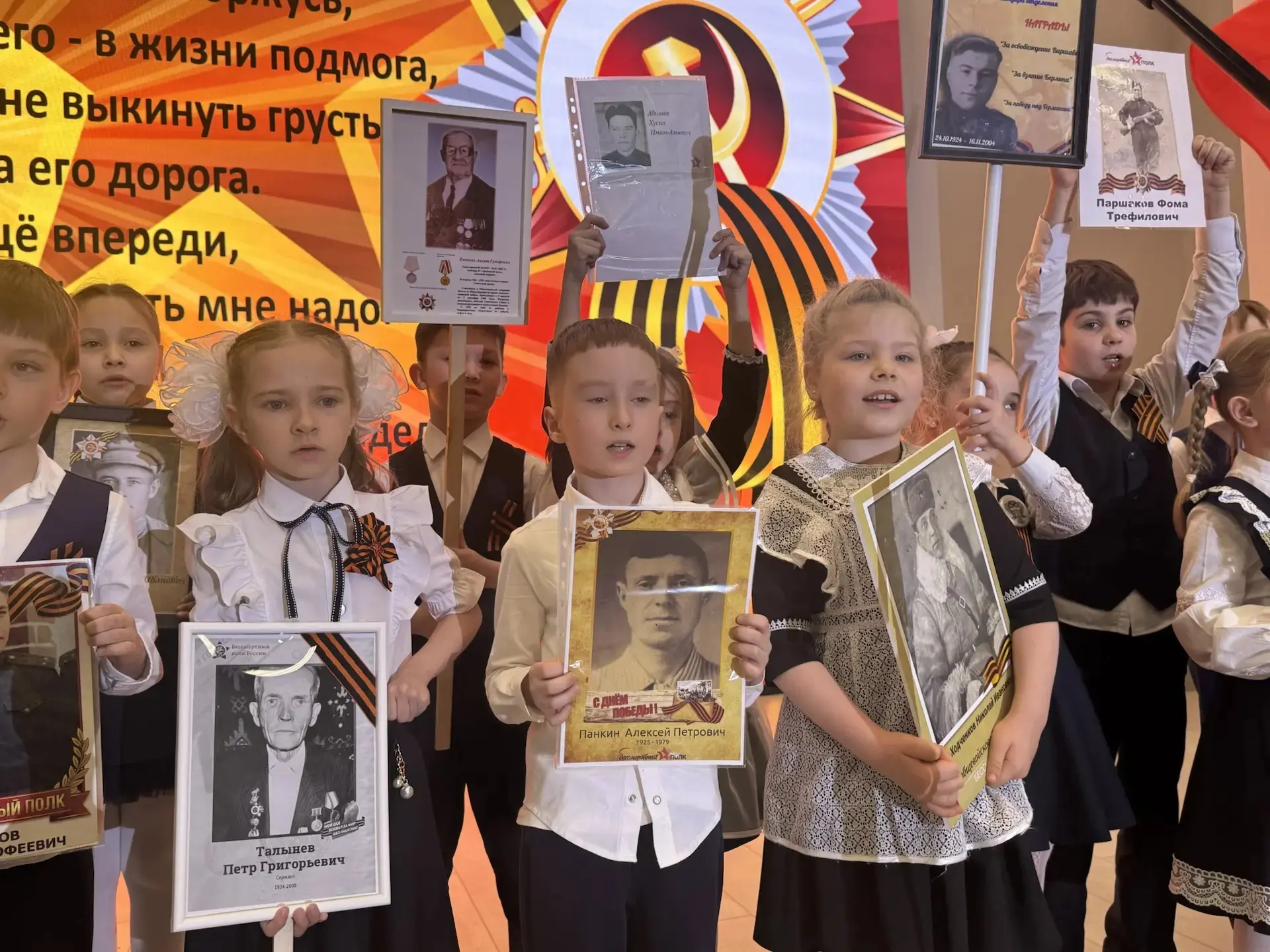 🇷🇺 Символы Победы: как первые классы почтили память героев  В преддверии 81-й годовщины Победы в Вел