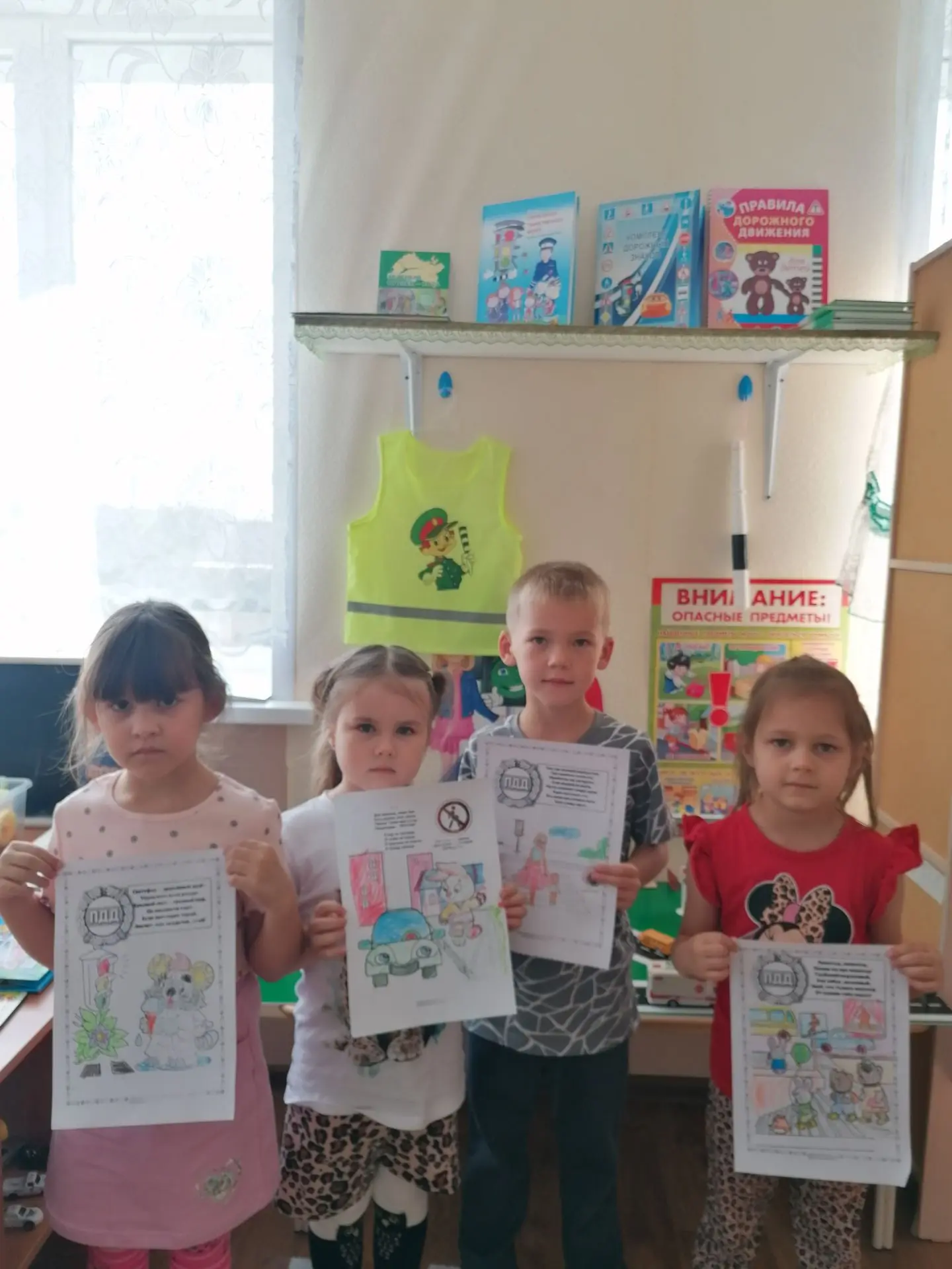 "Игьтибар, балалар"! акциясе кысаларында, балалар белән юл билгеләре ныгыту максатыннан...