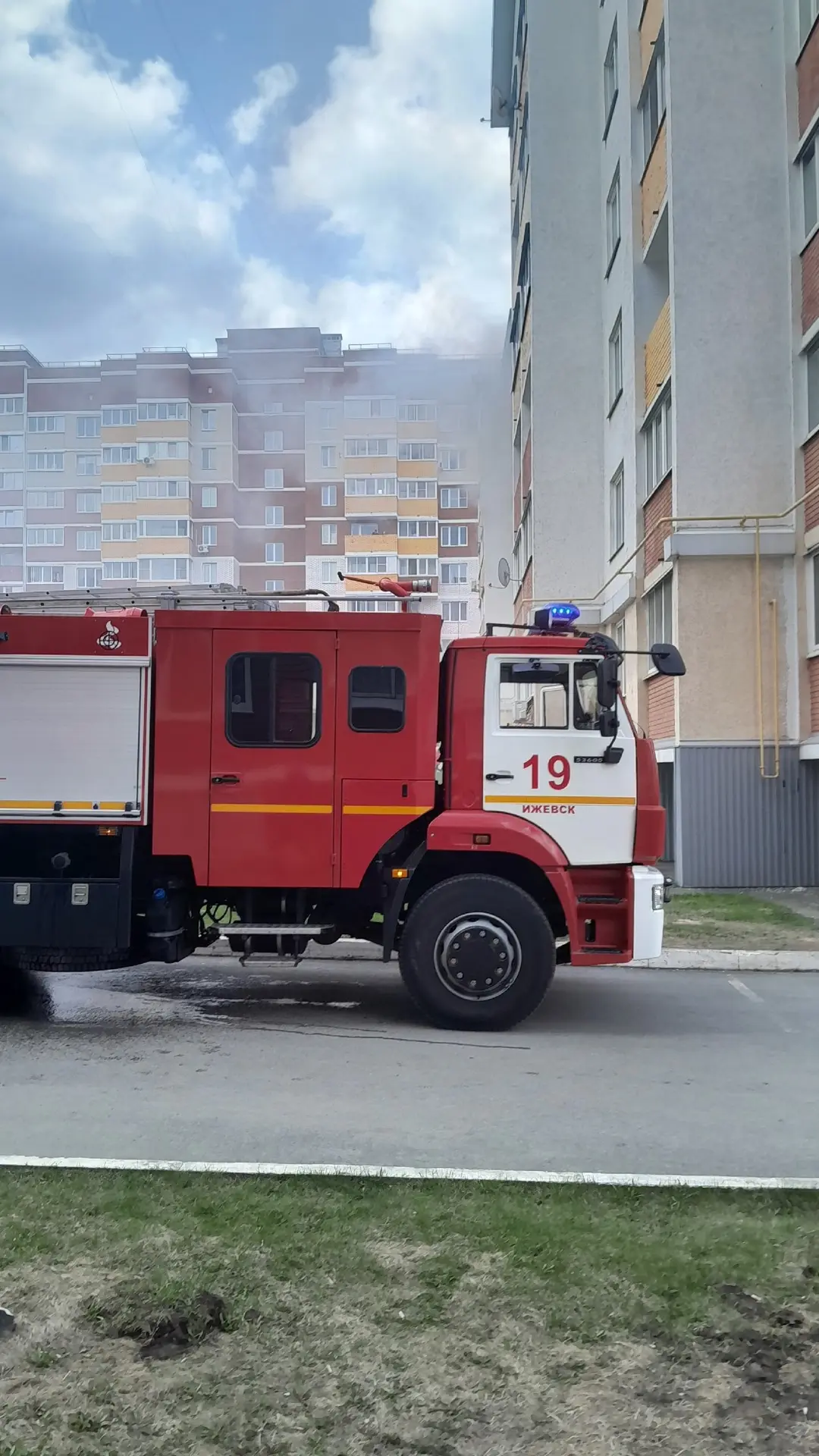 Жители из подъезда эвакуированы в противогазах