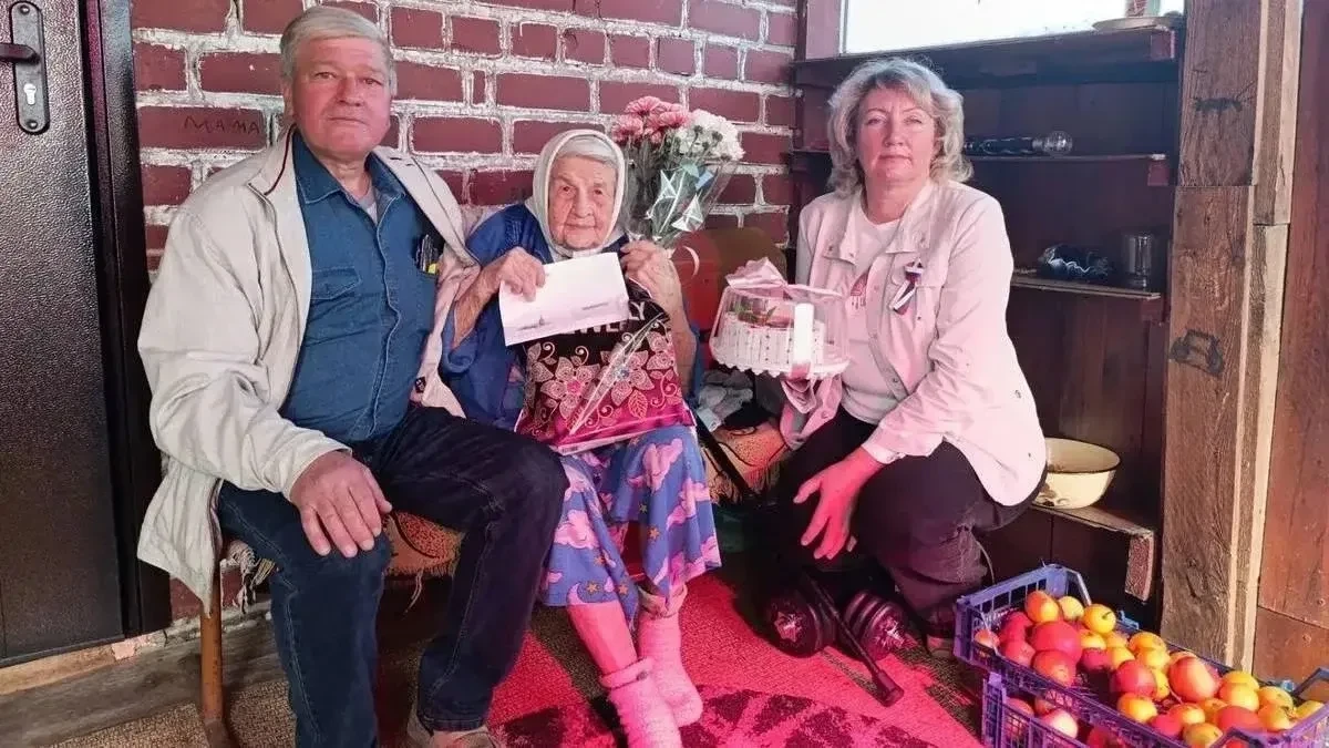 101-летняя жительница Захаровского округа Анна Хлыновская приняла участие в голосовании...