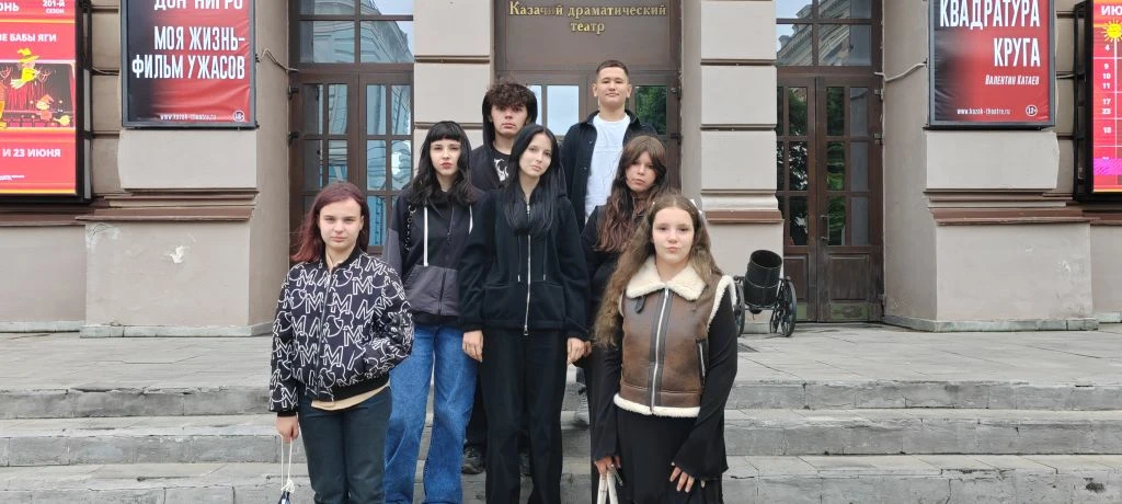 31 мая участники театральной студии "Память" посетили Новочеркасский театр драмы В.Ф. К...