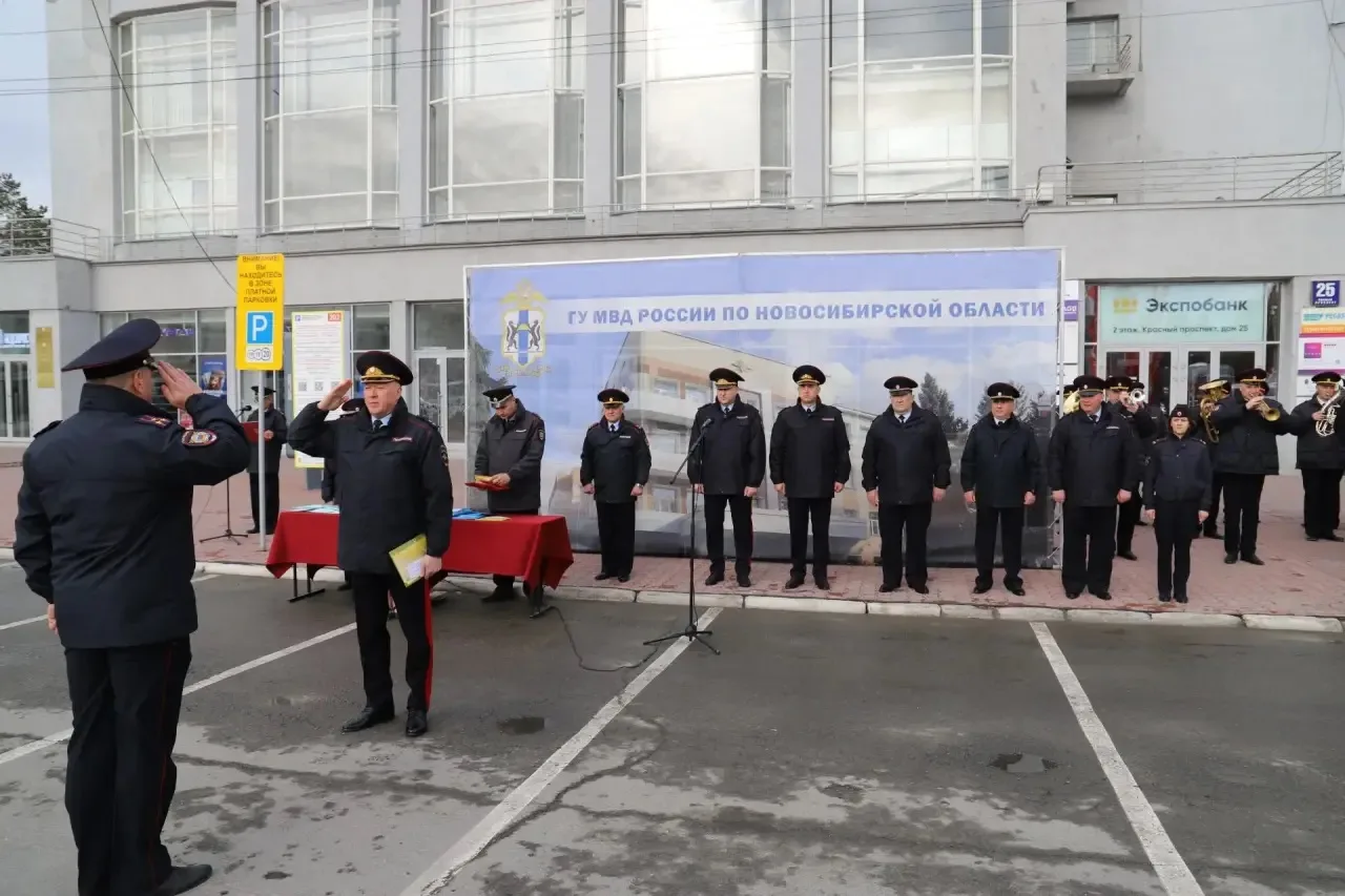 В Новосибирске состоялась торжественная церемония вручения ключей от новых служебных автомобилей под