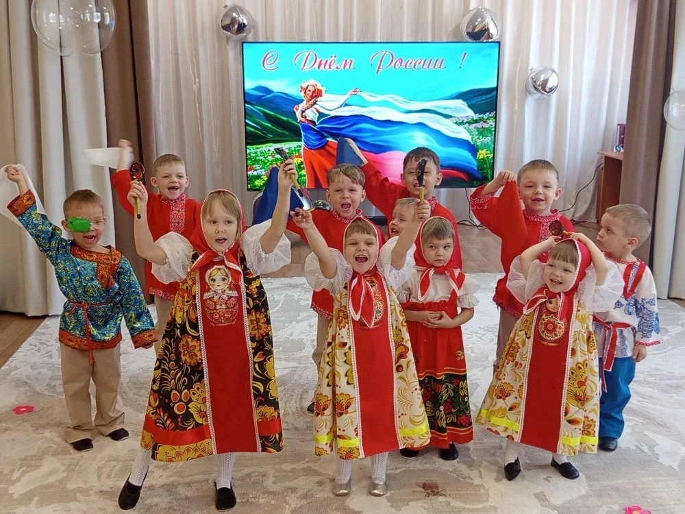 Нам праздники для радости даны,
Мы знаем их немало, самых разных,
Но день России, день родной страны