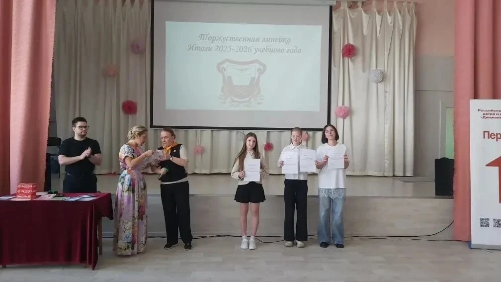 🎓 Итоговые торжественные линейки в лицее: год достижений и новых побед!  В лицее в корпусе "А" прошл