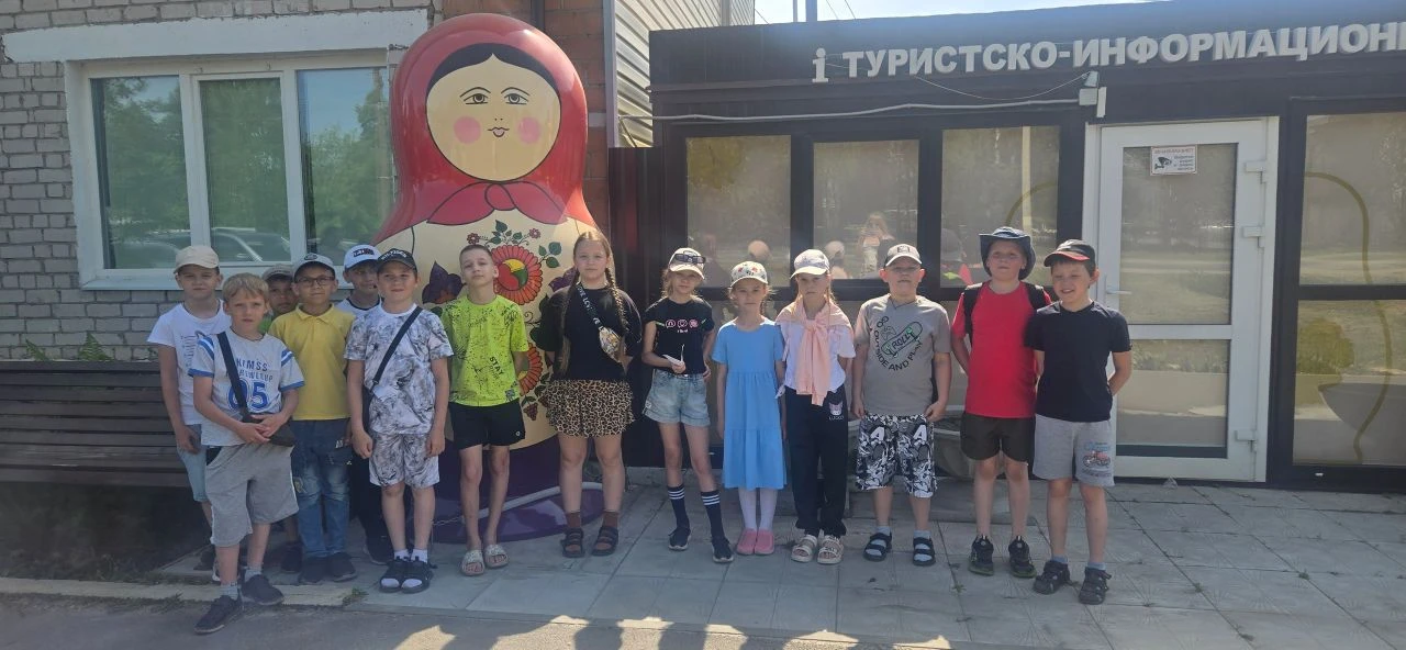 Ученики 3 класса вместе с классным руководителем Пискуновой Л. В. посетили Музей матрёш...
