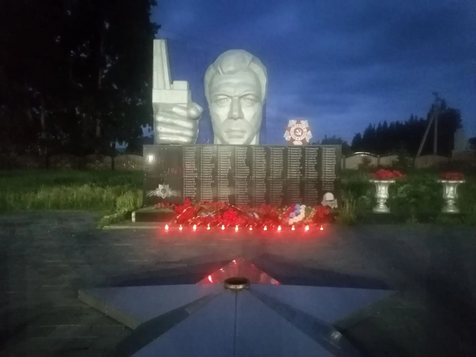 ⭐Свеча Памяти⭐

22 июня, в 04:00 утра, в селе Шерагул, как и по всей России, зажглись Свечи Памяти. 