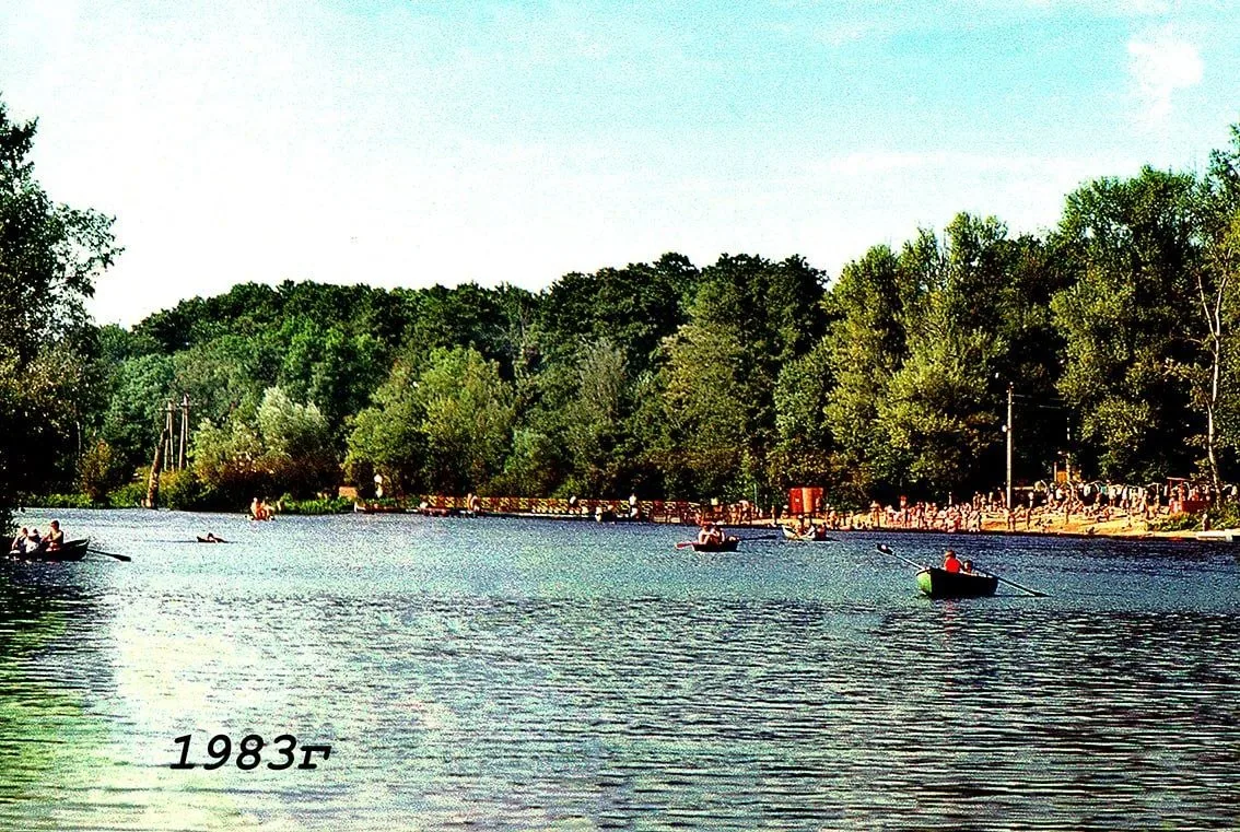 База отдыха НКМЗ на Донце. Справа пляж и слева лодочная станция, 1983г.