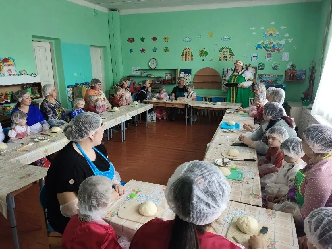 «Посидели мы рядком, поработали ладком.
Жаворонков мы лепили, Весну-Красну пригласили!»
Весной начин