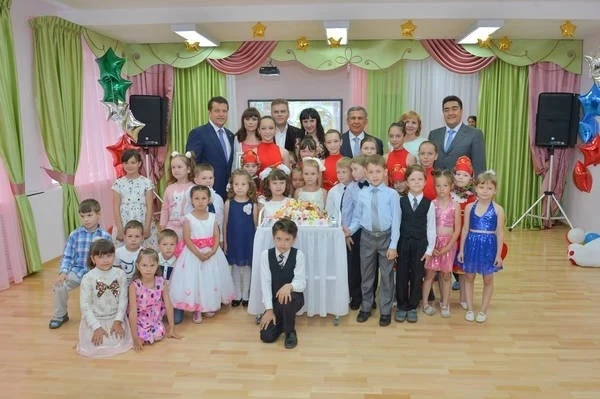 С днем рождения, наш садик,
Именинник дорогой,
Будь всегда такой веселый,
Добрый, милый и родной!

Р