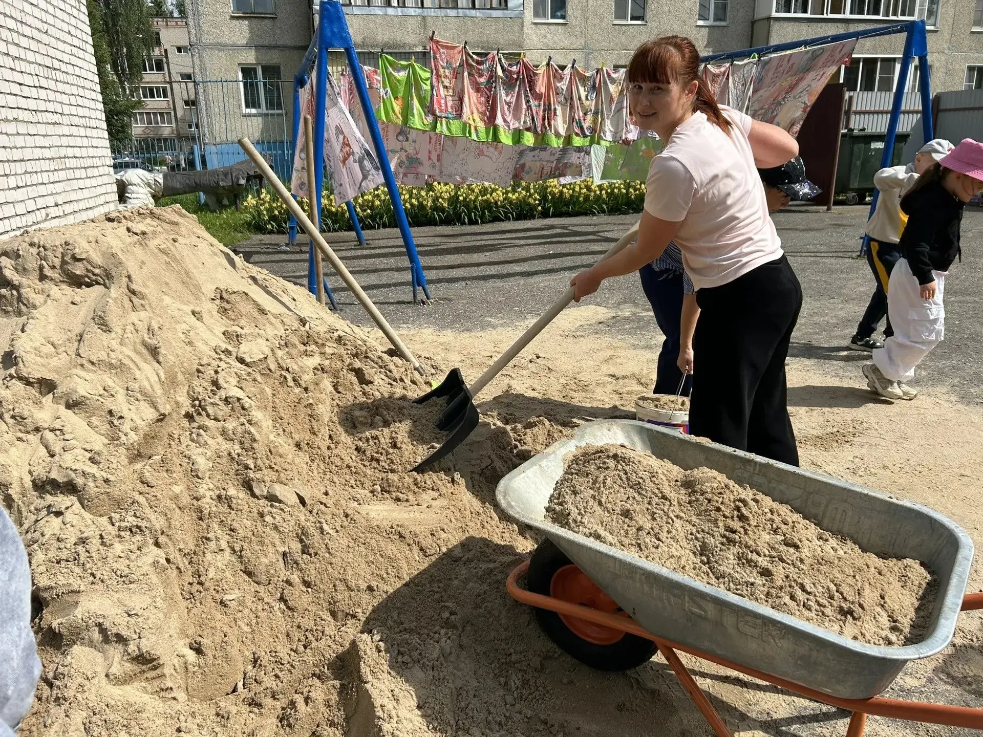 Свежий песок для маленьких строителей!
Кто любит получать подарки? Наверное все!
А некоторые любят п