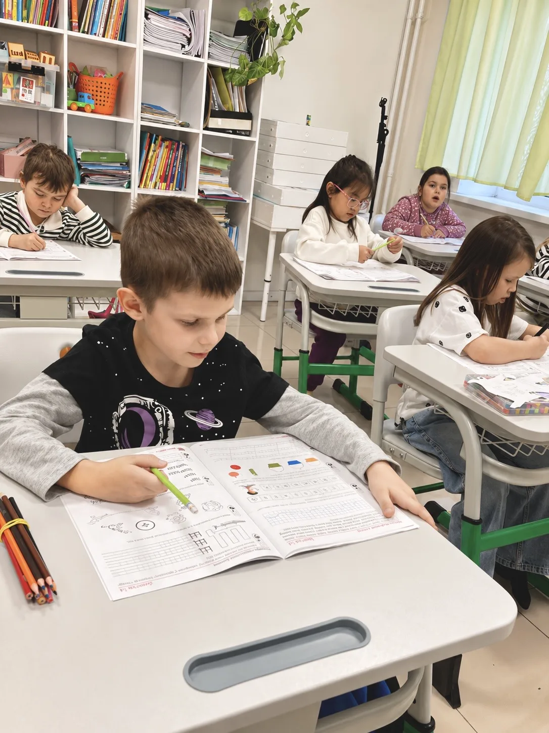📌Чтение, письмо, счёт — это база. Но для школы этого мало.

Многие родители думают: научился читать