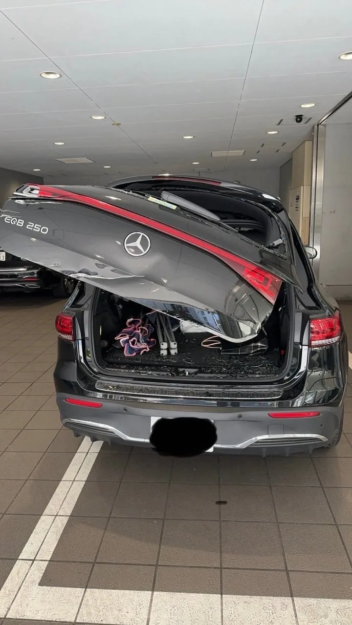 Багажники Mercedes теперь открываются сами по себе — со сбоем столкнулись уже в несколь...