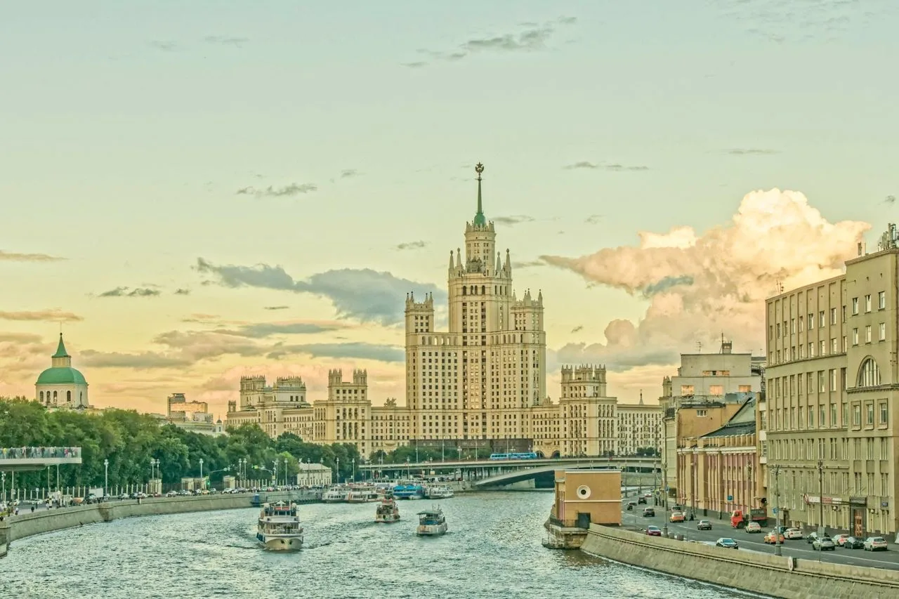 Высотка на Котельнической набережной 😍

На кадре вид с Большого Москворецкого моста. В начале 50-х 