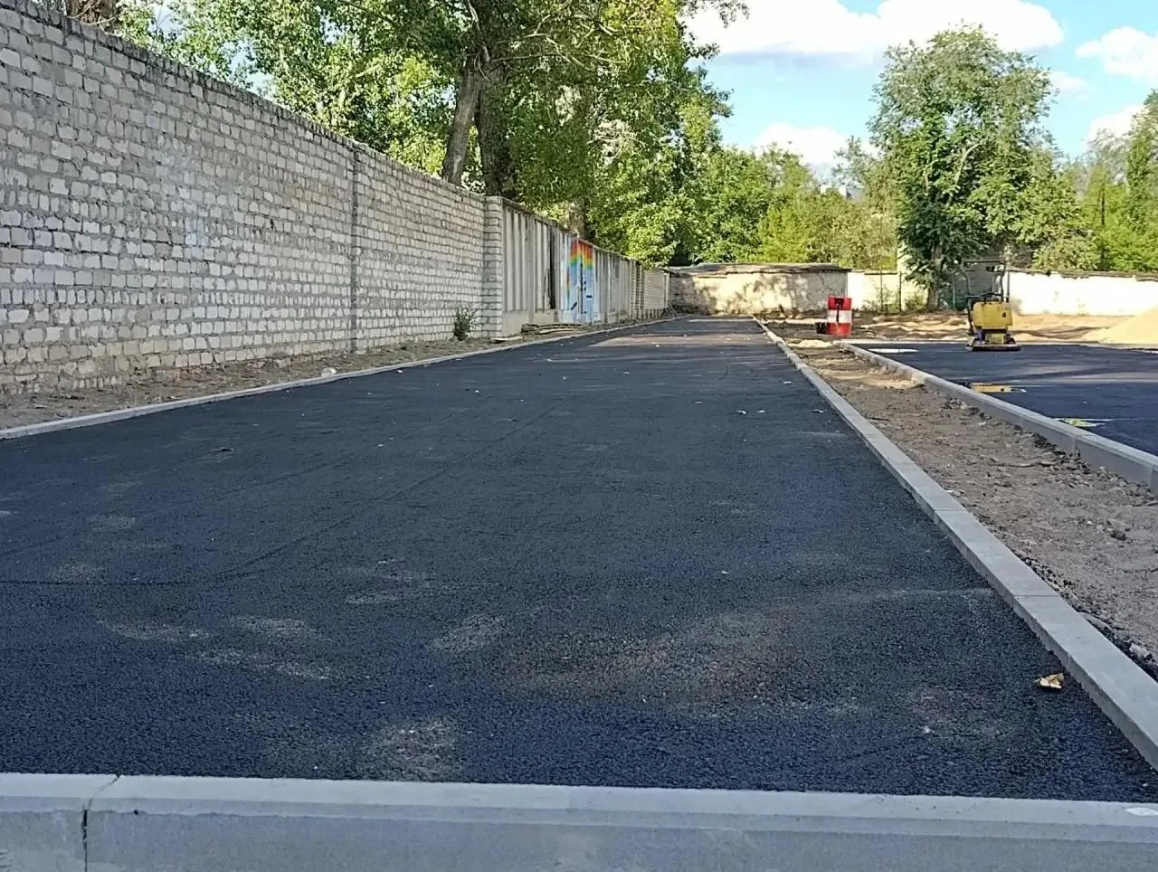Пермяки обустраивают спортивную площадку у школы в Северодонецке

🏗️Специалисты из Пермского края о