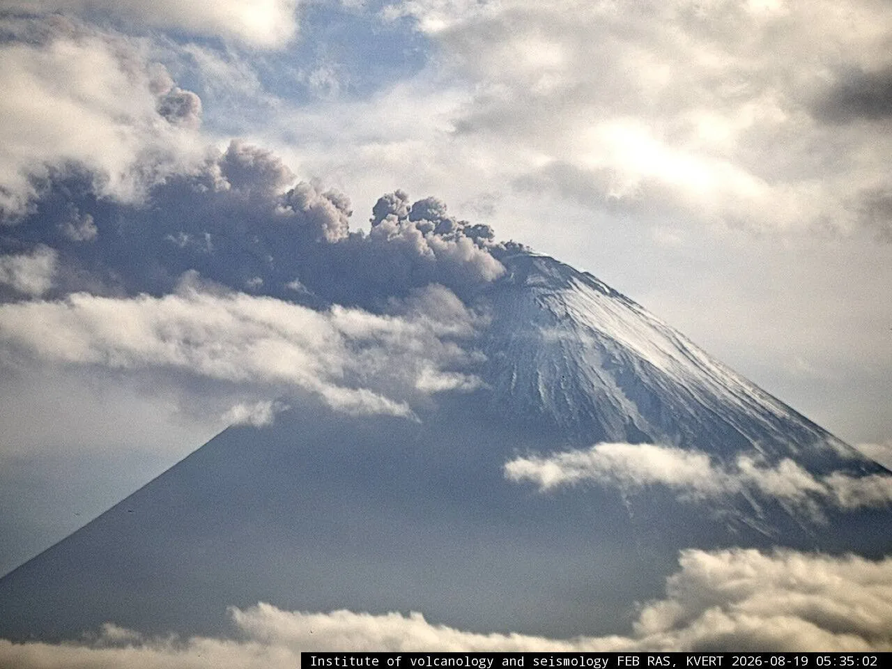 🌋 На Камчатке зафиксировали пепловый выброс Ключевского