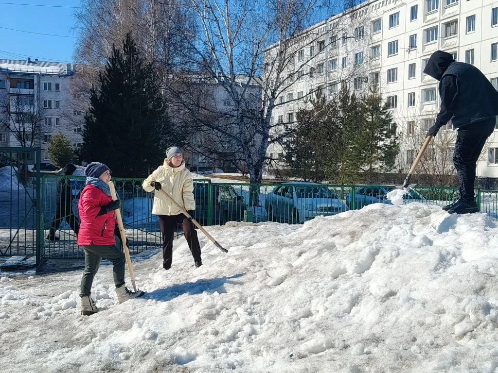 Учителя и работники школы ежедневно выходят на борьбу со снегом, в этом году его очень много! Пригла