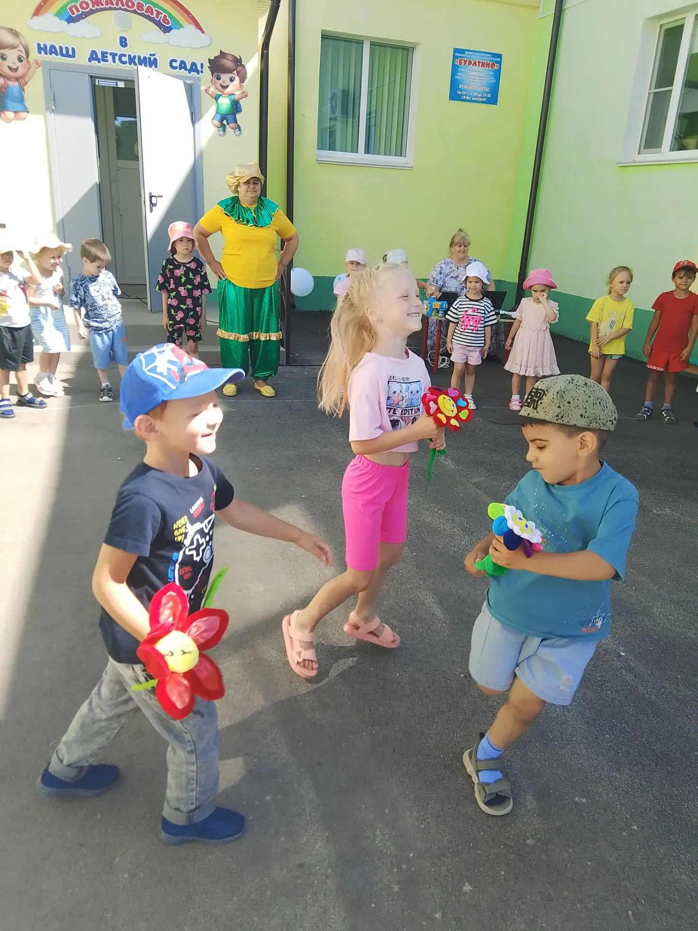Веселая дискотека прошла в нашем детском мире "Буратино", где дети танцевали и весело проводили врем