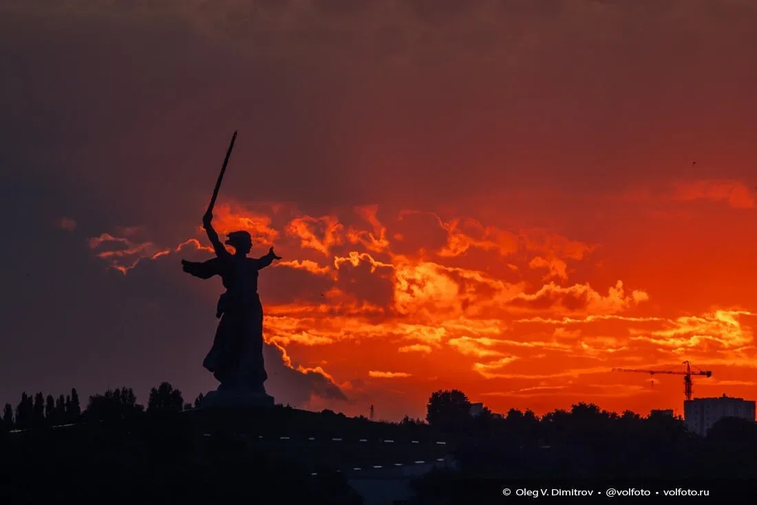 🌅 «Родину-мать» запечатлели на фоне невероятного заката