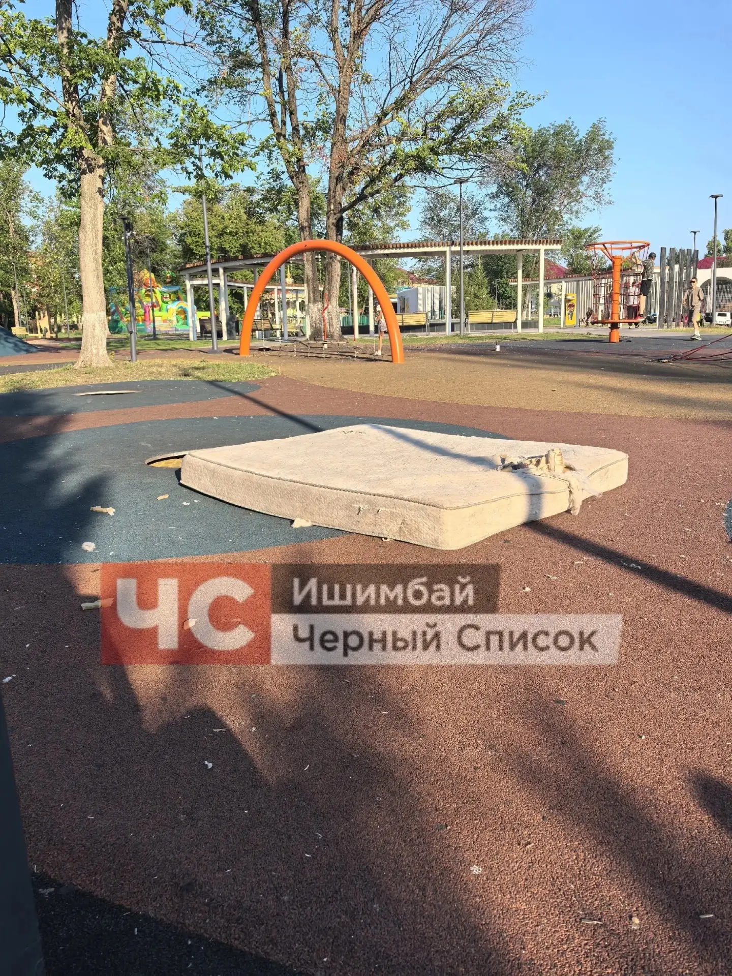 Матрас посреди Центрального парка, это нормально?

Очень грязно в парке, везде валяется мусор. 

Сло